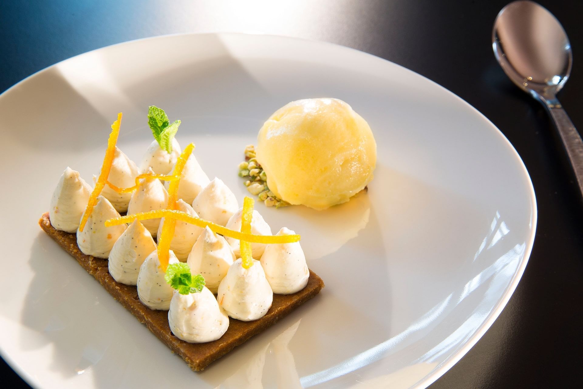 Gros plan sur un dessert servi à l'Oceania Paris Roissy CDG