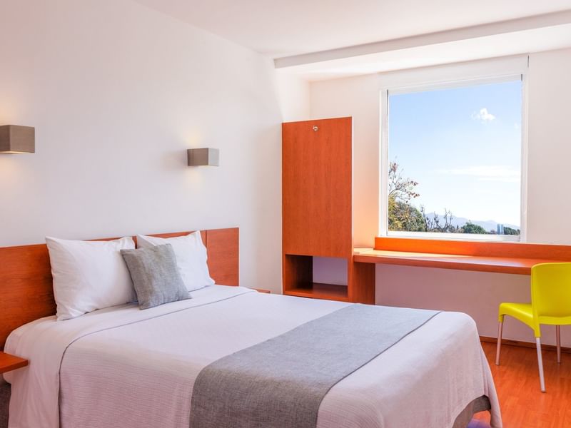 Habitación Superior con cama grande y ventanas abiertas en One Hotels