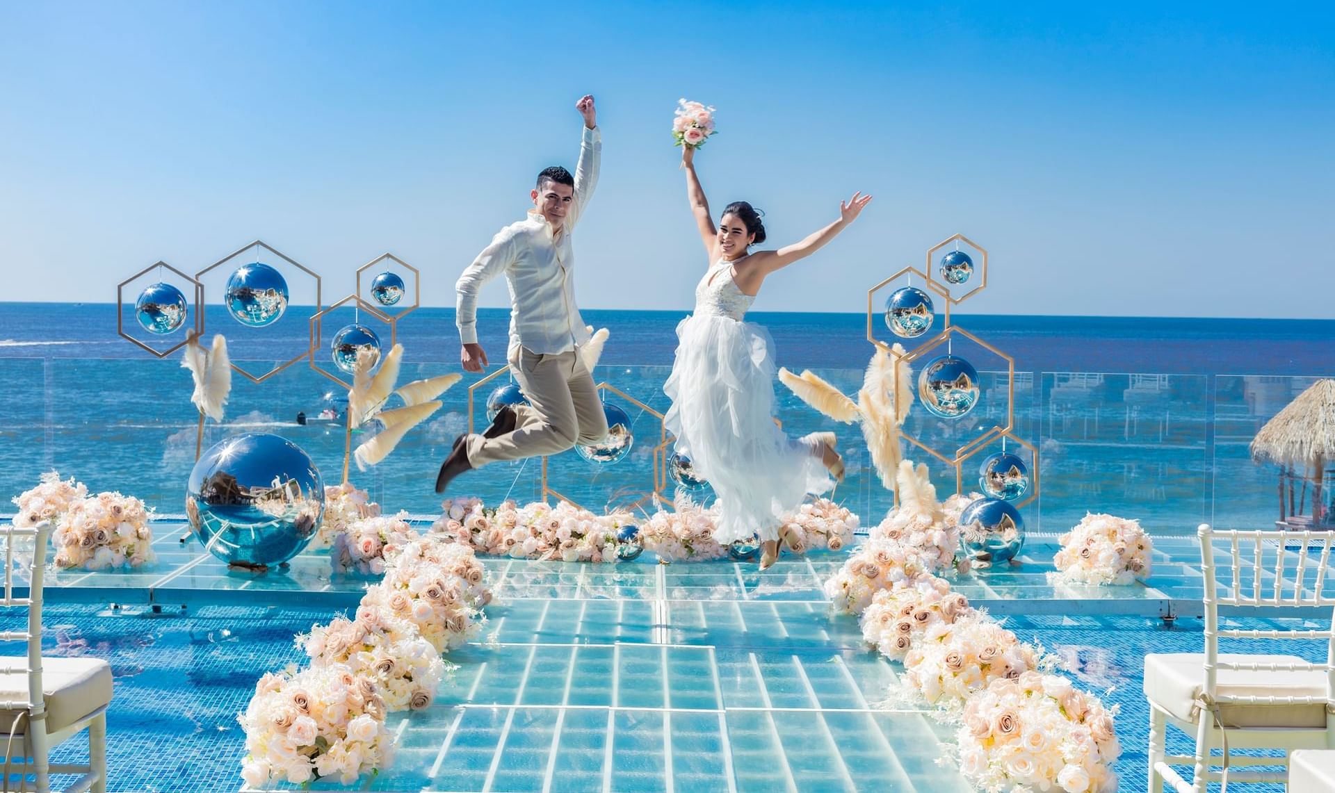 pareja de recien casados celebrando su boda en vallarta