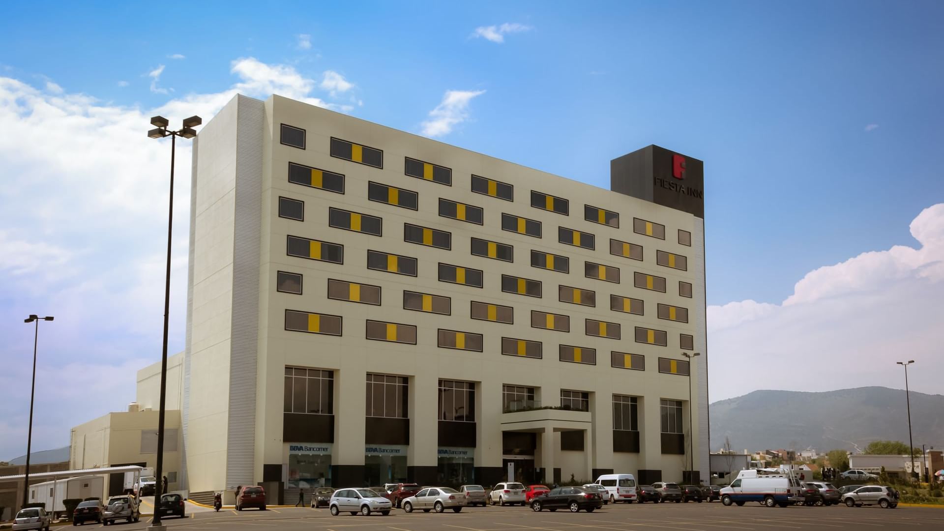 Exterior of Fiesta Inn Pachuca Gran Patio & car park