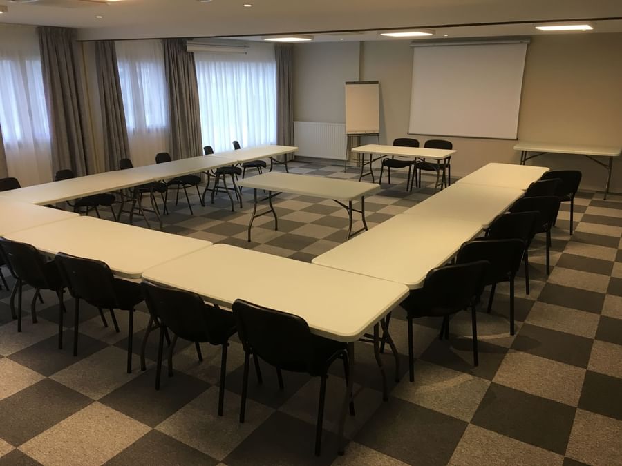 U shape table setup in Seminar Room at Acropole Hôtel