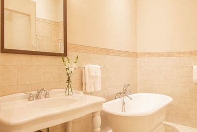Washbasin & bathtub with towel rack in King Executive King William at Retro Suites Hotel