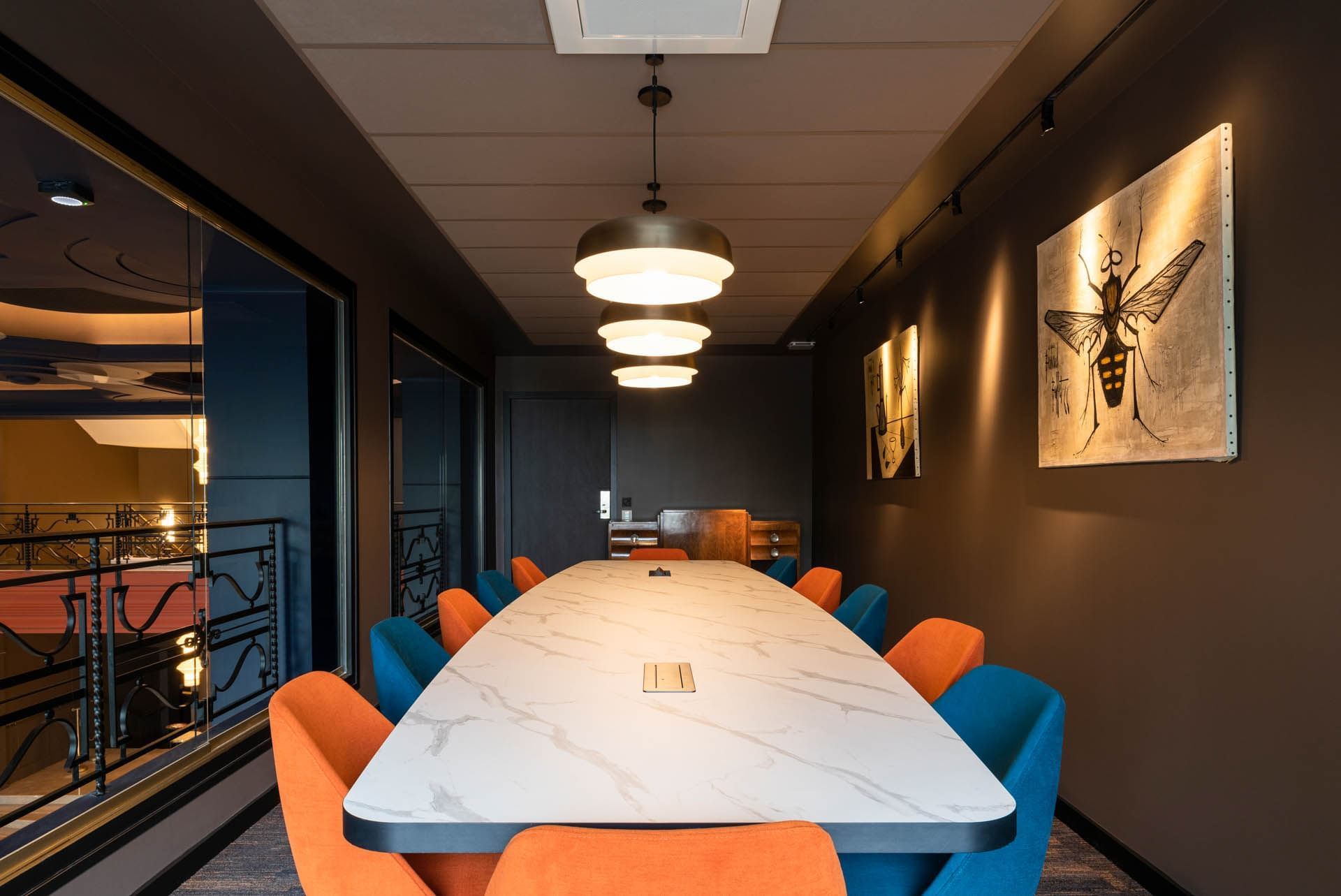 Table de réunion en salle de réunion à Oceania Le Conti Brest