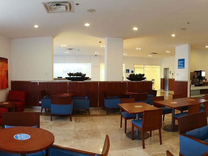 Mesas de comedor en la sala de desayunos de One Hotels