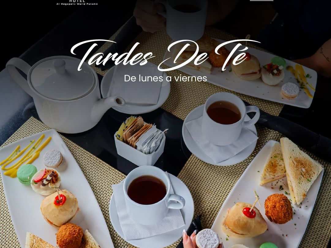Platos de té, café y dulces en mesa con tetera y tazas, tardes de té de lunes a viernes
