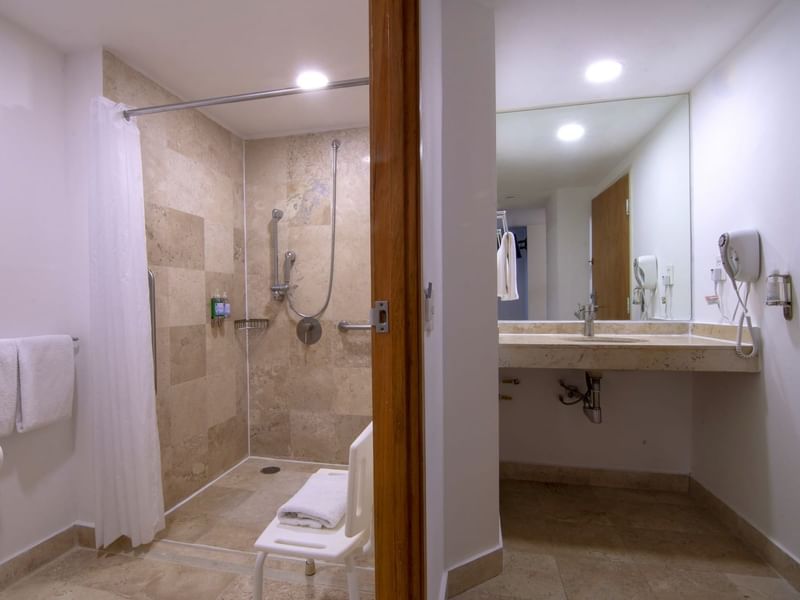Baño en habitación accesible en Fiesta Americana Travelty