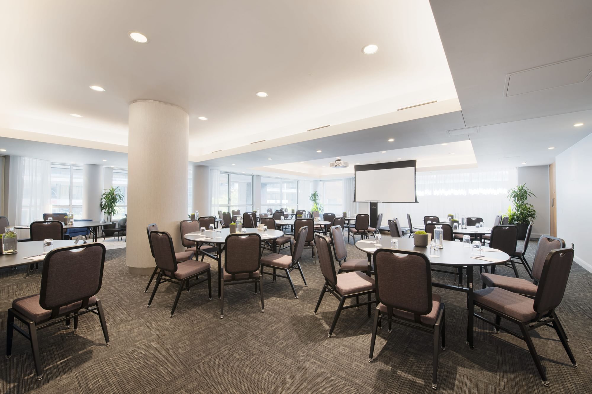 Salon Crescent Tables Rondes at Warwick Le Crystal