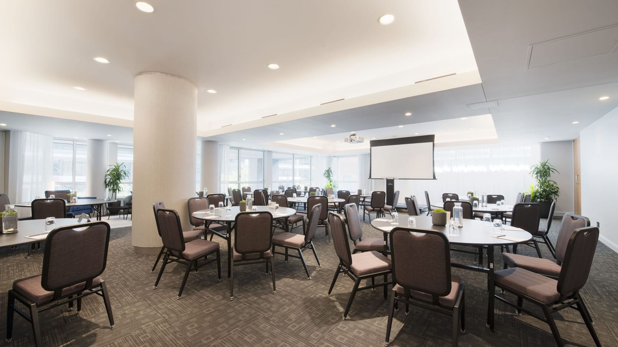 Salon Crescent Tables Rondes at Warwick Le Crystal