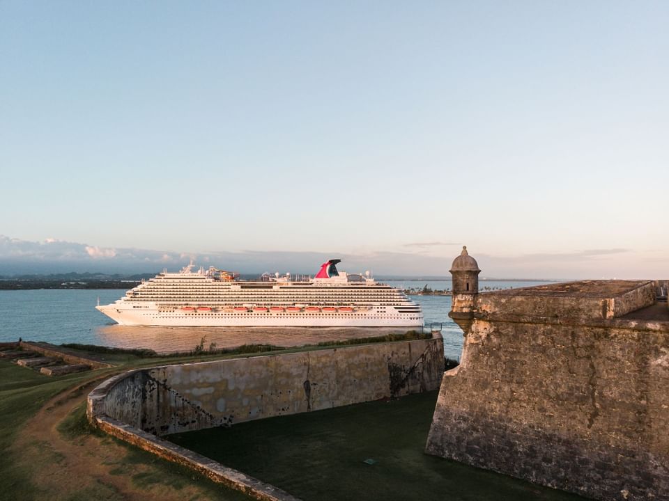Crucero parqueado en la Fortaleza El Morro y la Fortaleza San Cristobal cerca de El Coquistador Resort