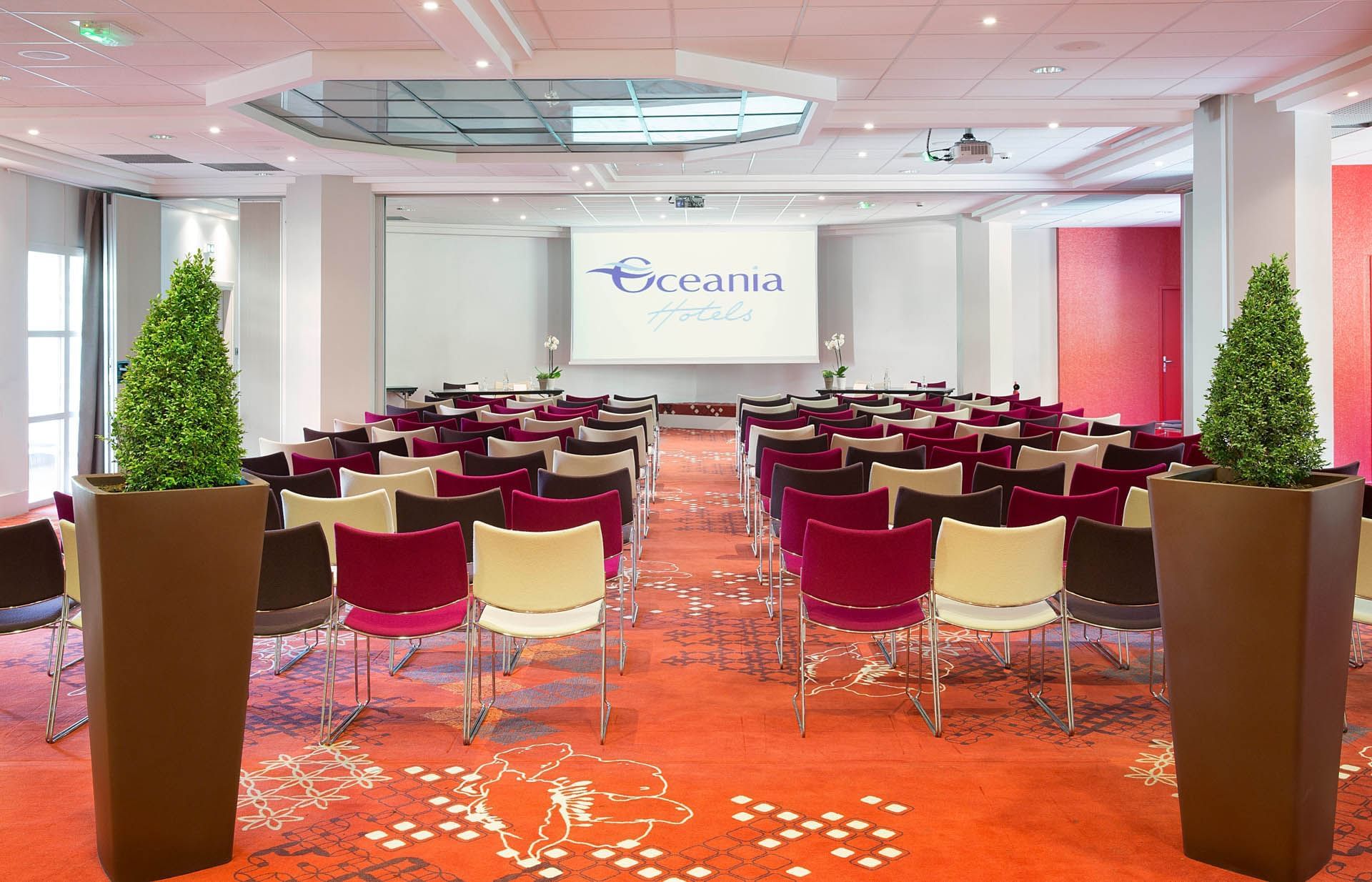 Configuration en théâtre dans la salle de séminaire à l'Oceania Clermont-Ferrand