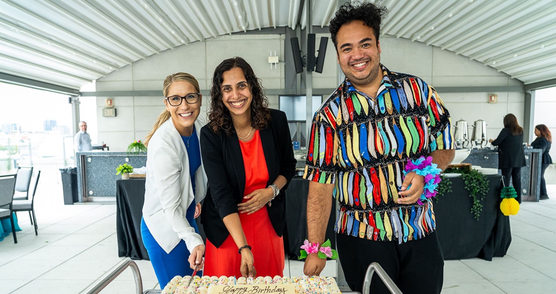 Des personnes debout autour d'une grande tarte à l'occasion du concours de dégustation de tartes à l'hôtel X Toronto