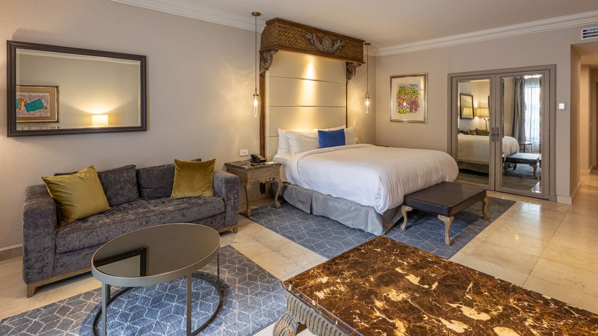 Suite Gran Clase Plus King con cama king, sala de estar y decoración elegante en Quinta Real Monterrey.