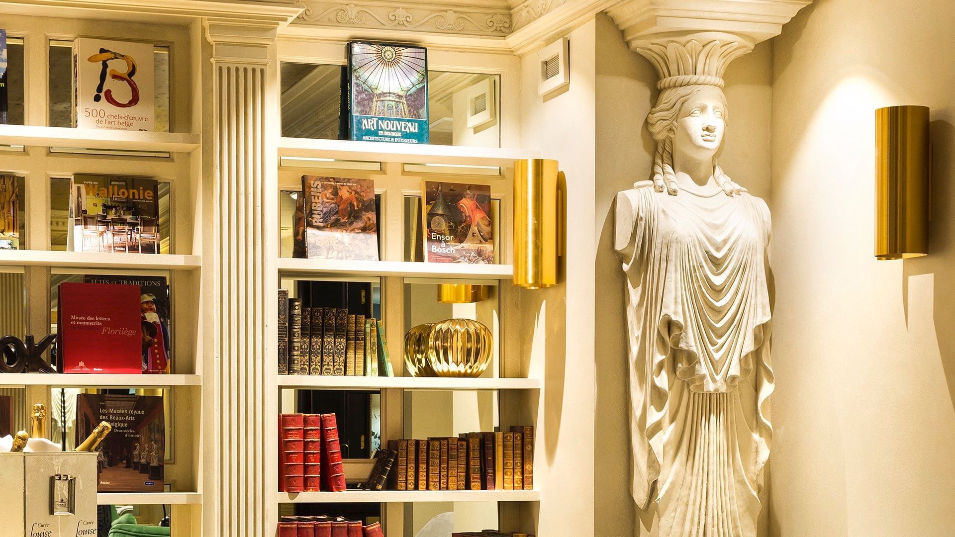 Library area in The Avenue Restaurant at Warwick Hotel Barsey
