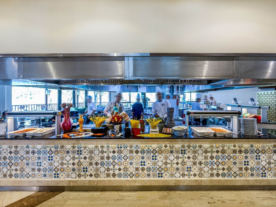 Marmaris Bay Resort'taki Meydan restoranda şefler yemek pişiriyor