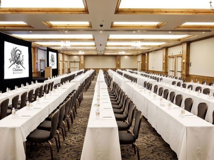 Meeting arrangement in Impressionist Ballroom with carpeted floors at Chateaux Deer Valley