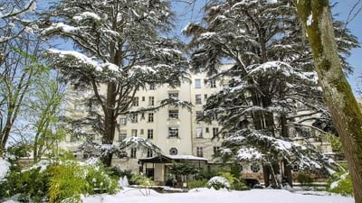 Grand Hôtel du Domaine de Divonne sous la neige.