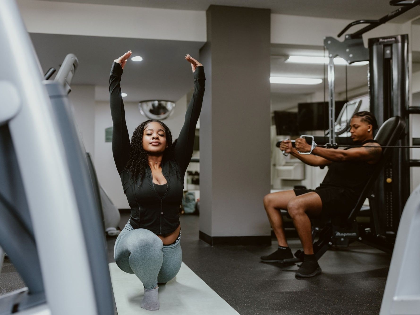 Deux personnes s'entraînent à la salle d'entrainement 24h/24 et 7 j/7 de l'Hotel Faubourg Montreal à Montréal.