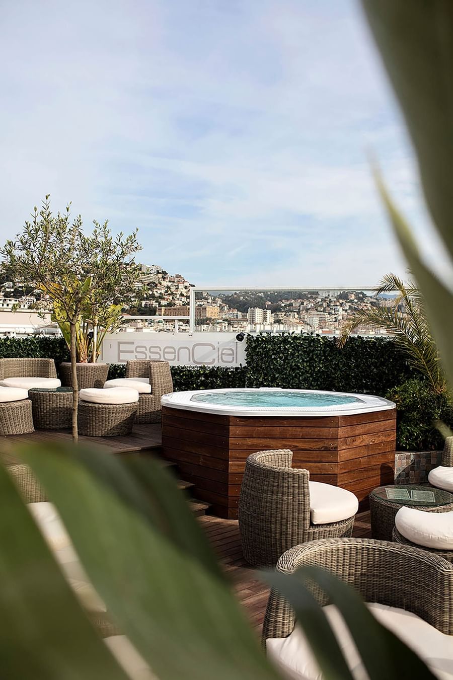 Des fauteuils confortables et un jacuzzi au Splendid Hotel & Spa de Nice