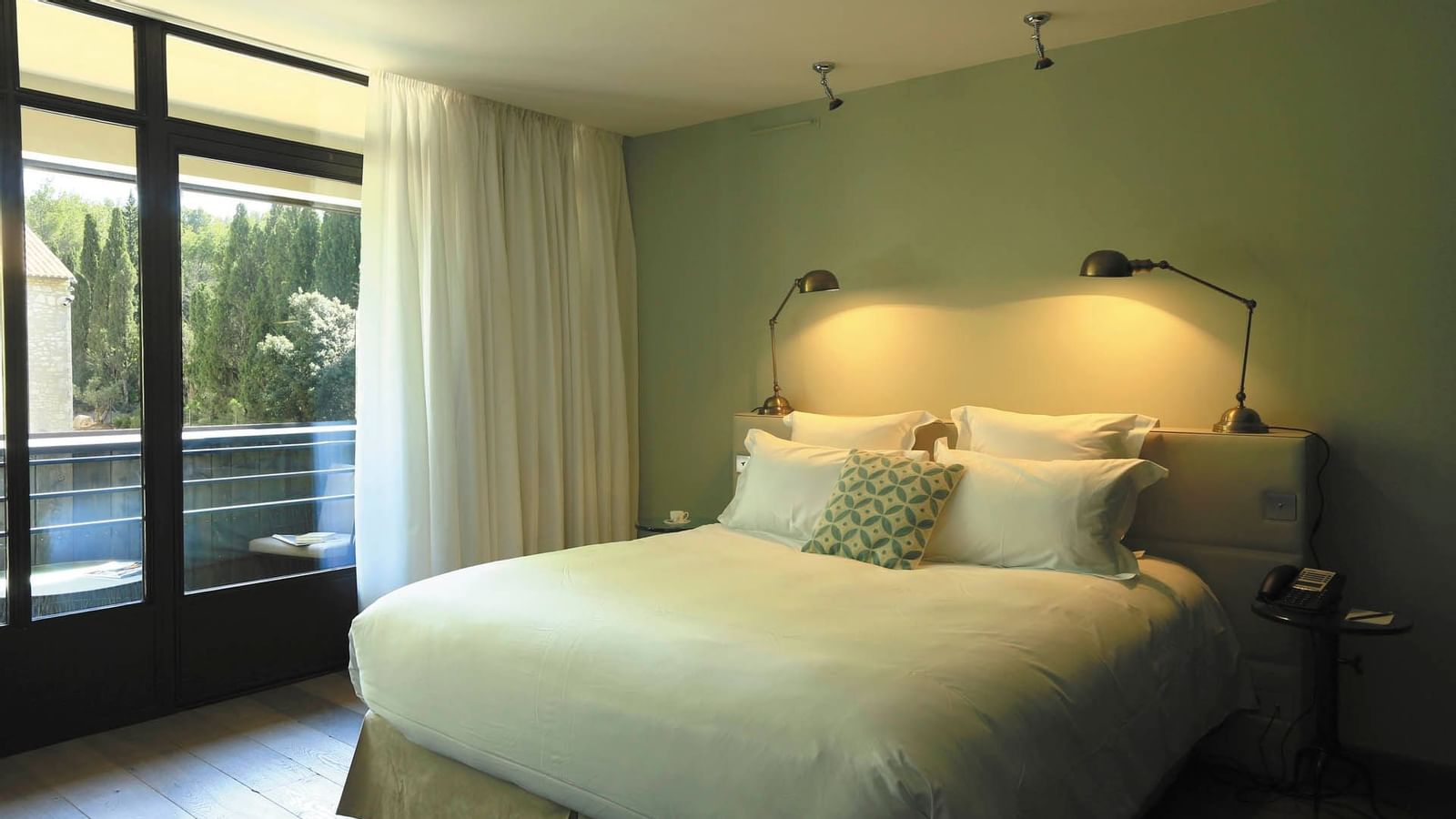 King bed & 2 bedside lamps in Deluxe Room, Domaine de Manville