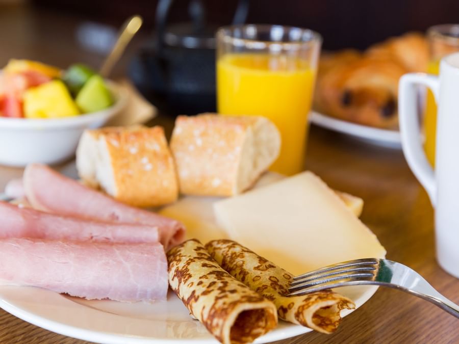 Closeup of a warm breakfast served at Hotel Annecy Aeroport