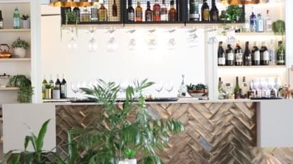 Portrait of the bar area in Mercure Charlestown