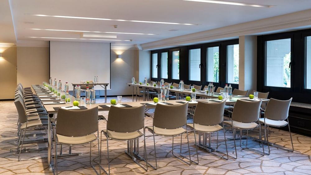 Salle de réunion moderne équipée de tables et de chaises, aménagée pour une conférence à l'hôtel Barsey by Warwick à Bruxelles.