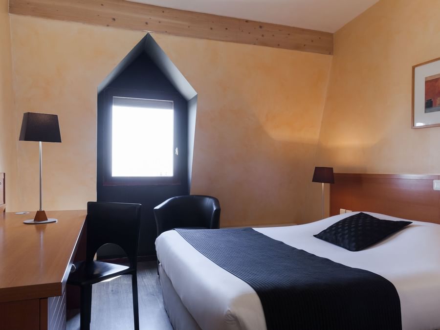 Interior of the Double bedroom at Hotel Castel Burgond