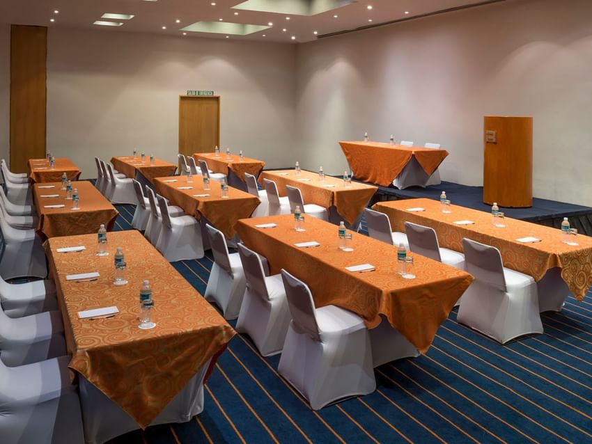 Sala de reuniones Múnich con mesas y sillas en Real Inn Nuevo Laredo.