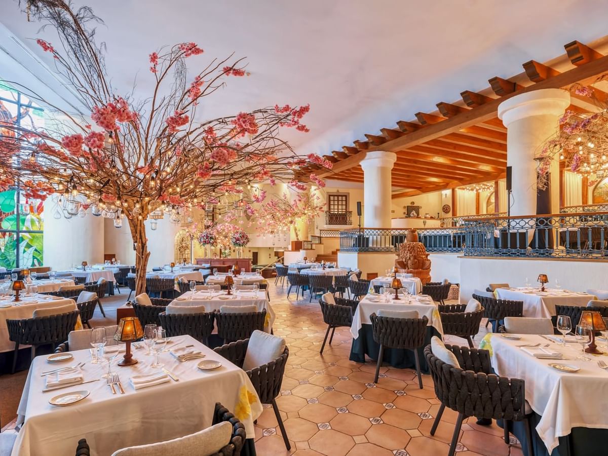 Dining table arrangement in La Joya at Grand Fiesta Americana