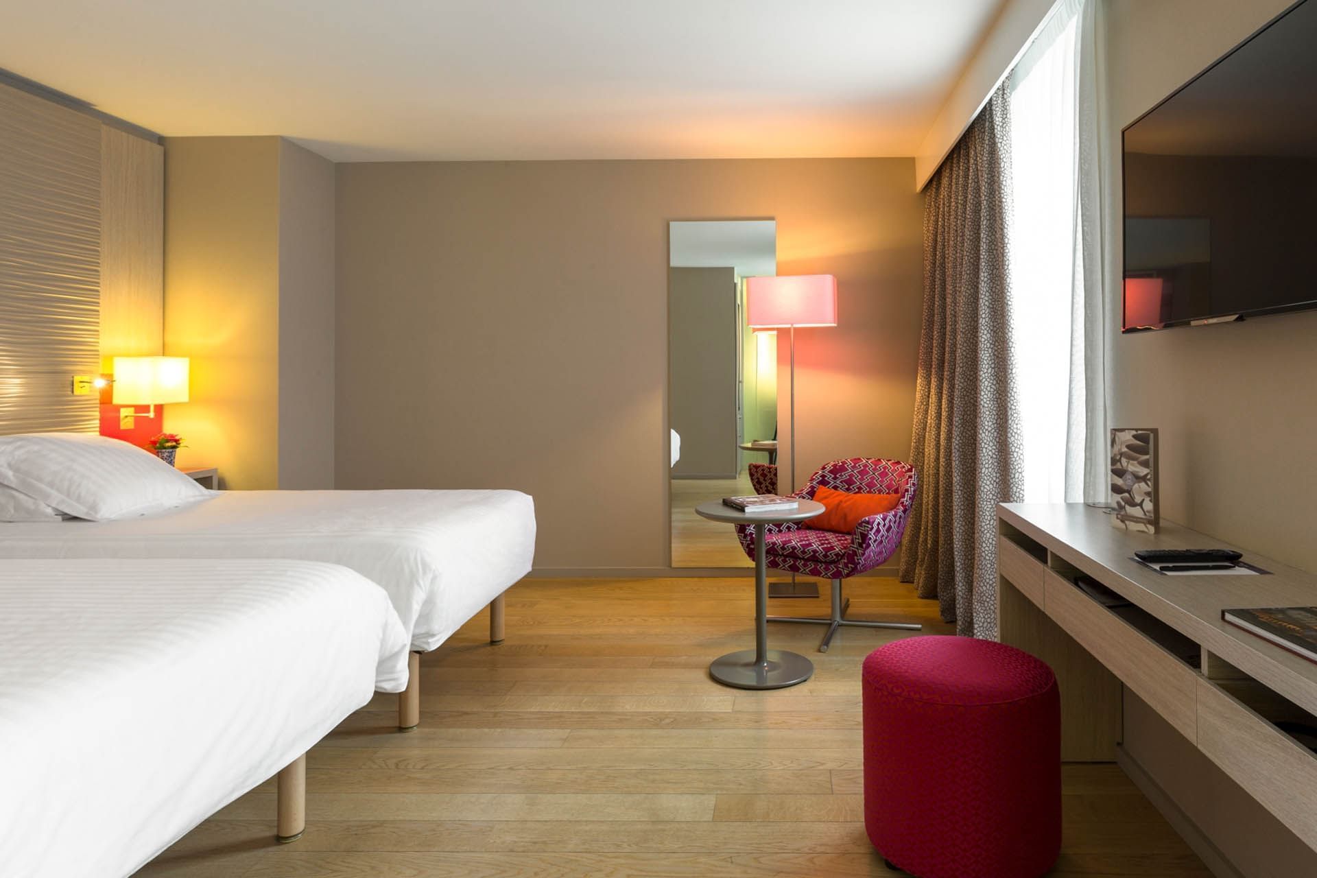 Chambre twin avec fauteuils confortables à l'Oceania Hôtel de France Nantes