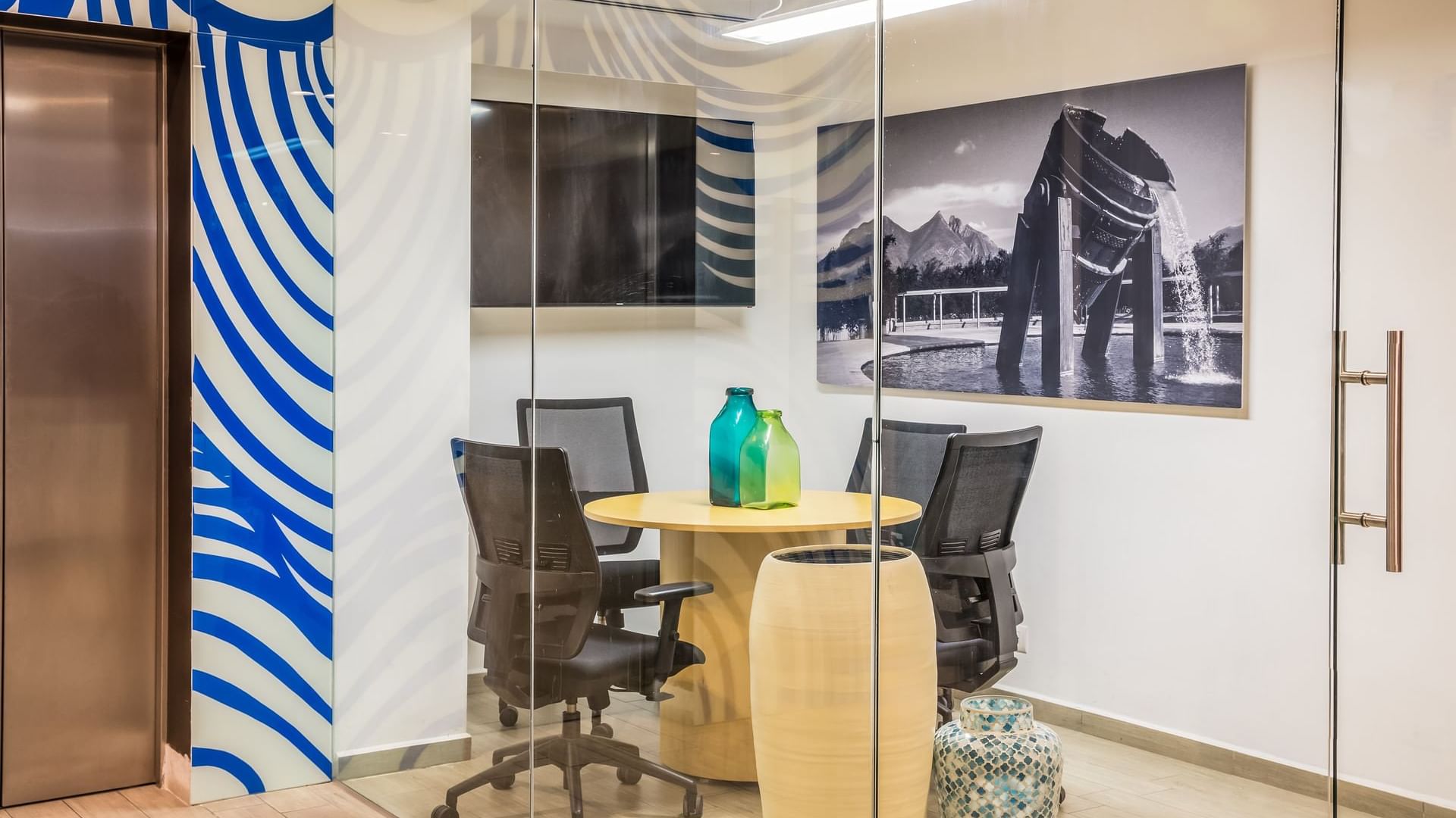 Interior of the meeting room at One Monterrey Aeropuerto