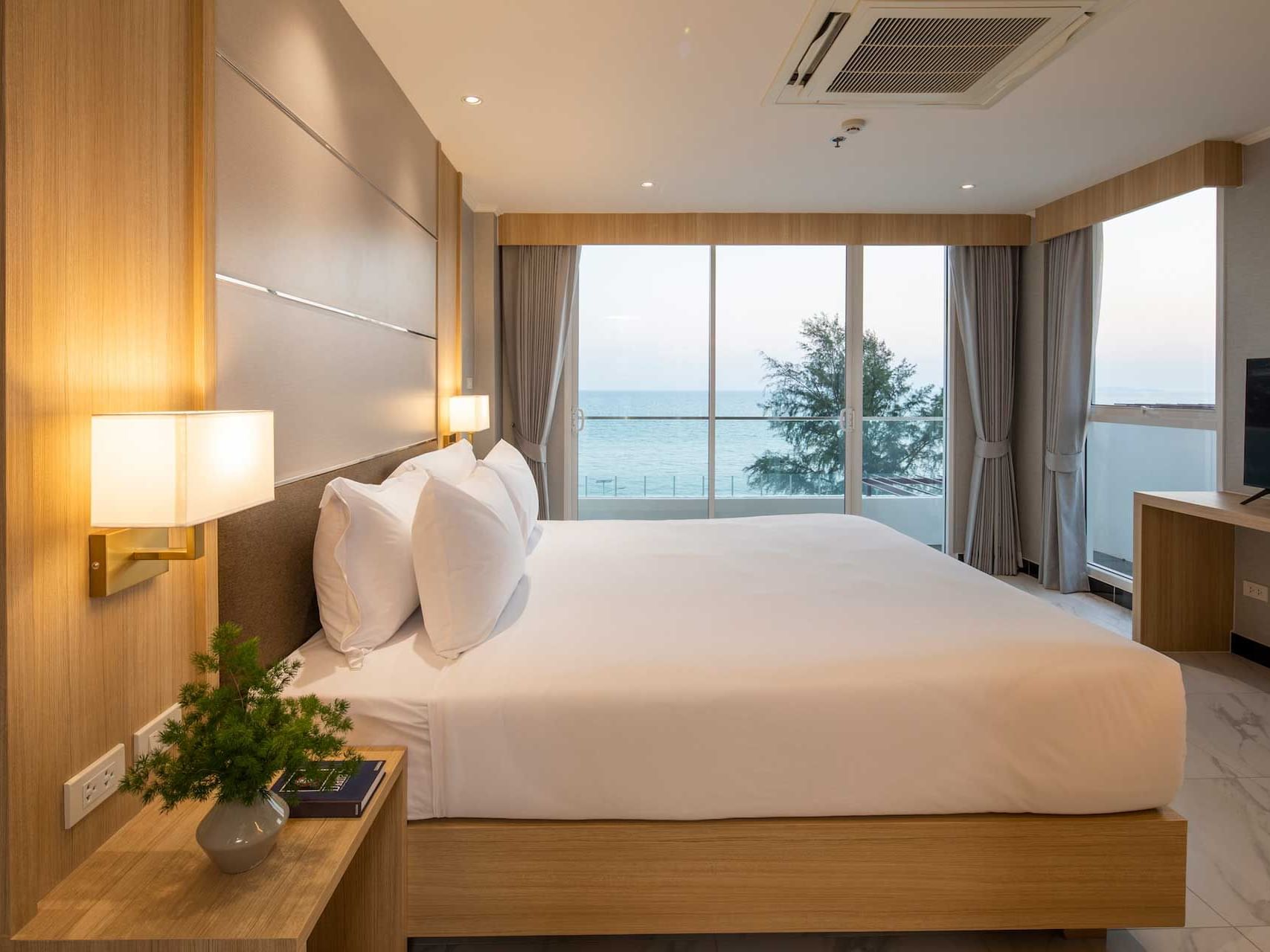 Suite Seaview with a large bed at Eastin Resort Rayong