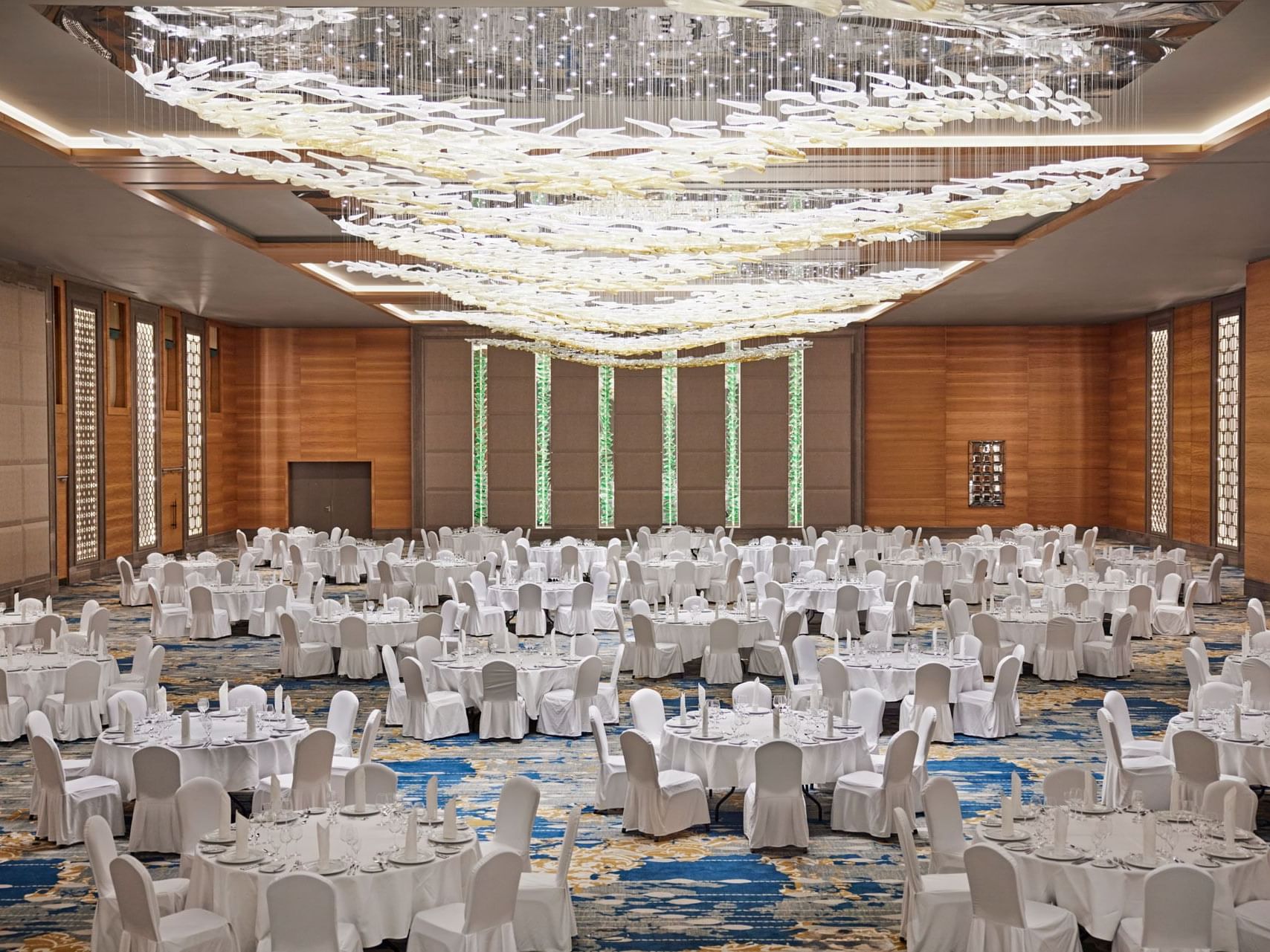 Banketttischbestuhlung im Ballsaal I+II an der Titanic Chaussee Berlin