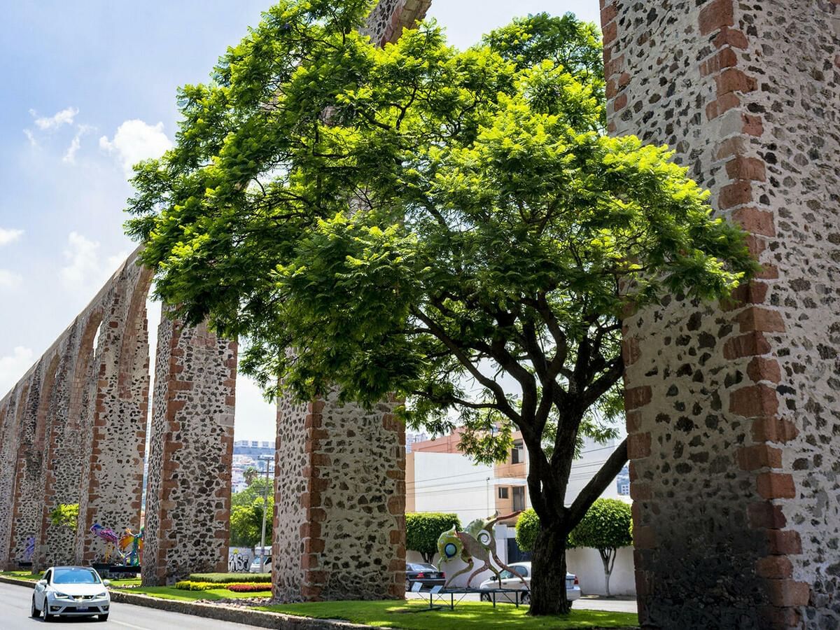 Road side of Aqueduct of Querétaro near Grand Fiesta Americana