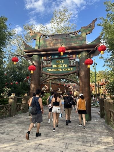 Newer attractions tend to draw huge crowds earlier in the day. Navigate crowded theme parks by starting off with older attractions while everyone’s waiting for the new ones. 