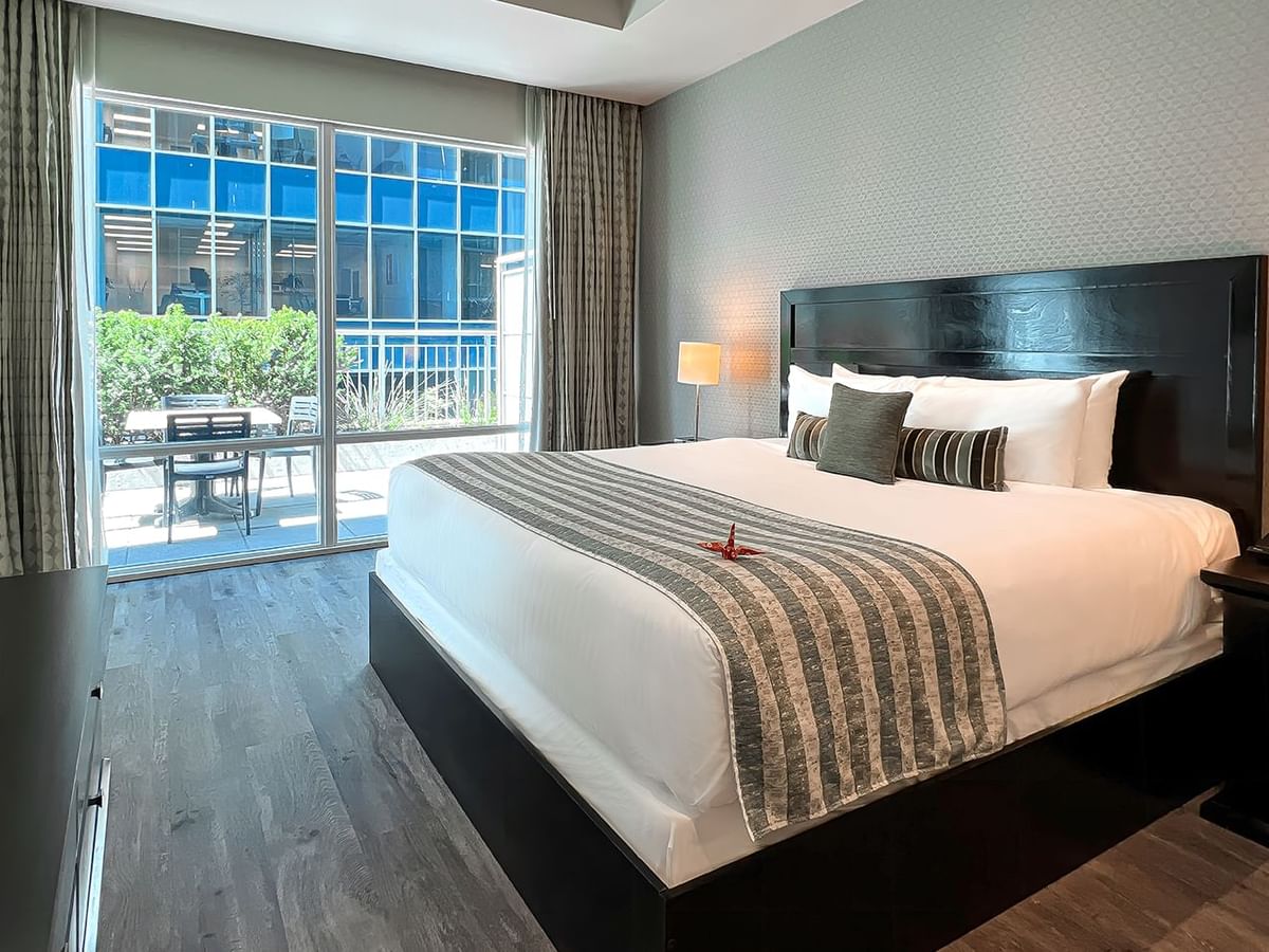 Coast Premium King Balcony & View room with TV, lamps, and bed