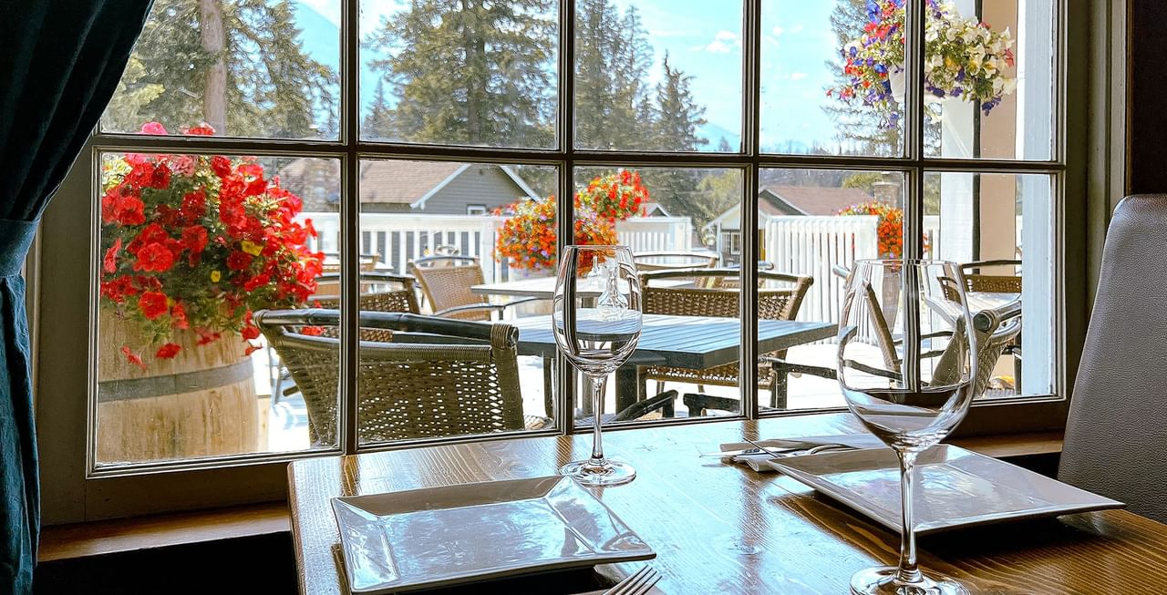 Tekarra Lodge Dining Room with flowers, tables, chairs, and glasses