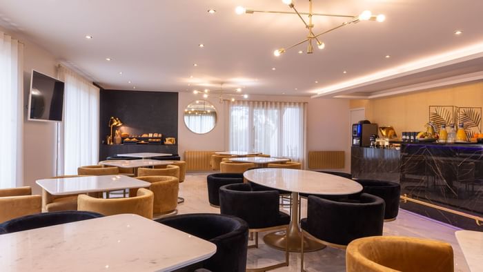 Bar with alcoholic drinks shelves at Hotel Victoria