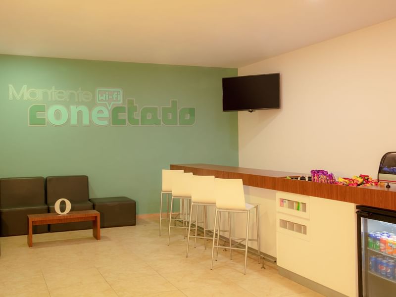 Zona de salón y mostrador en la sala de desayunos de One Hotels