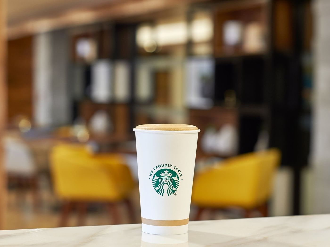 Primer plano de una taza de café en Starbucks en Grand Fiesta Americana