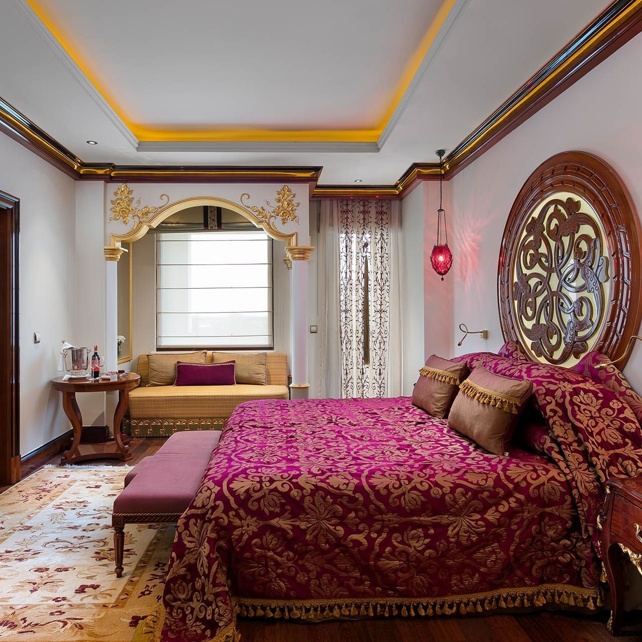 Titanic Mardan Palace'ın Premium Aile Odasında rahat yatak ve salon