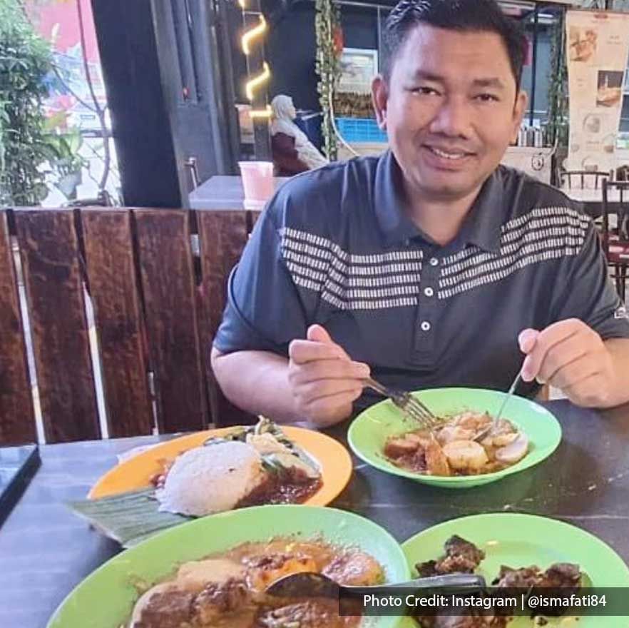 Man enjoying meals by a street food stall near Imperial Lexis Kuala Lumpur, Places to eat in KL