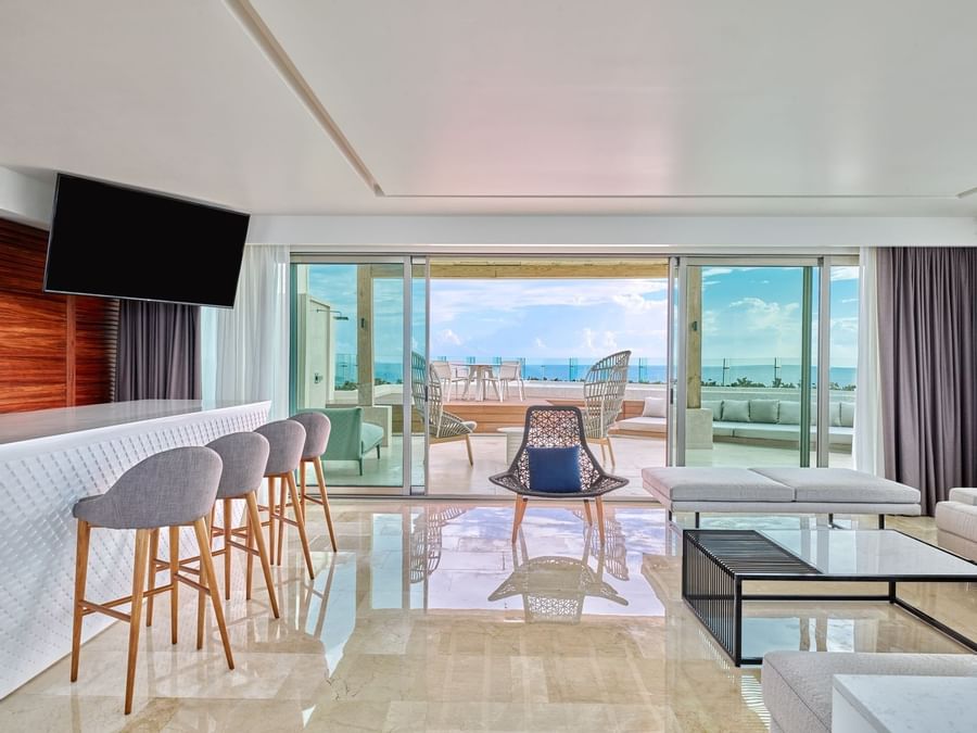 Living area of Sol y Luna Presidencial Suite at Live Aqua