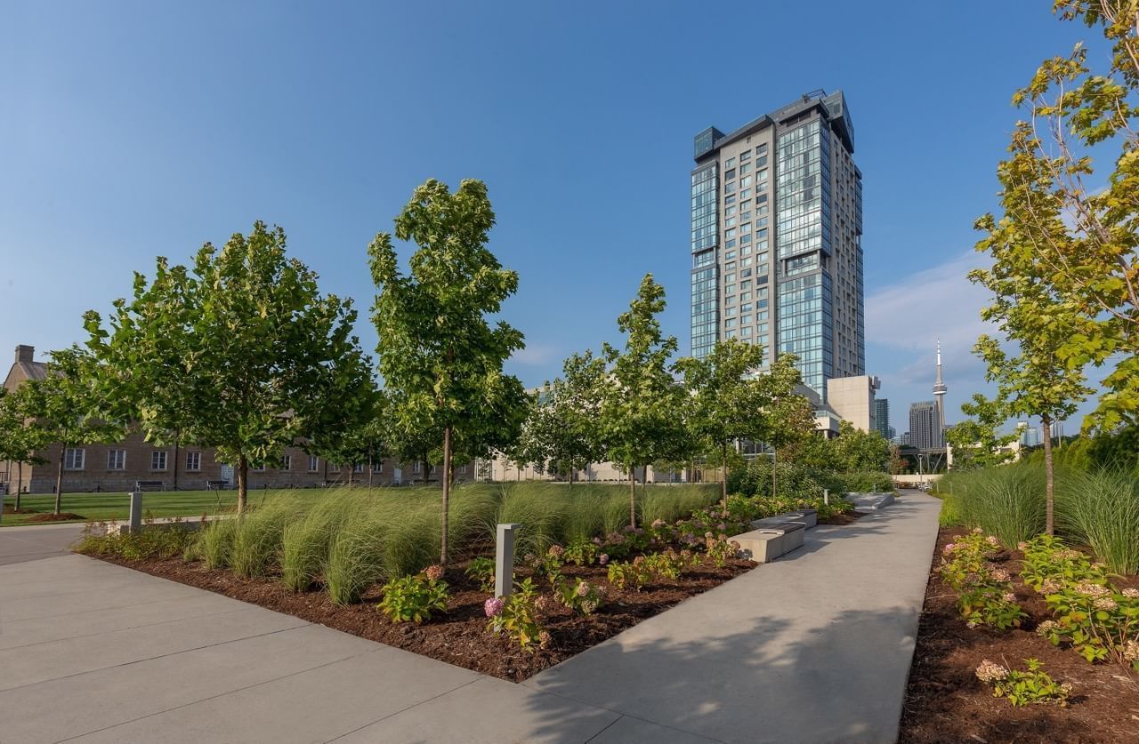 Vue extérieure de l'hôtel X Toronto entouré de jardins paysagers