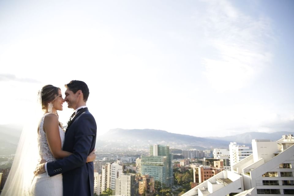 Pareja de novios tomándose unas fotos en el Hotel San Fernando Plaza