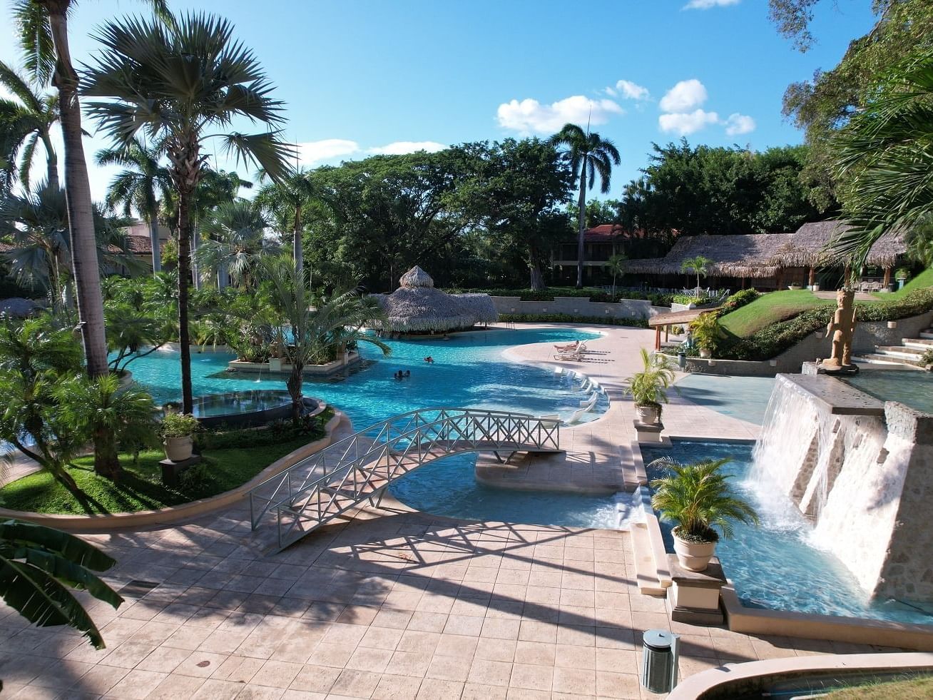 Vista de la zona de piscina exterior del Grupo DIRIA