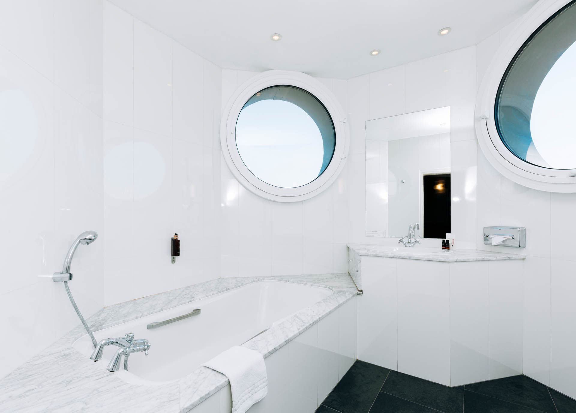 Baignoire et coiffeuse dans une suite junior à l'Escale Oceania Marseille