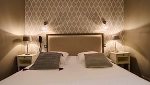 Bedroom in Hotel La Colonne de Bronze of Originals Hotels