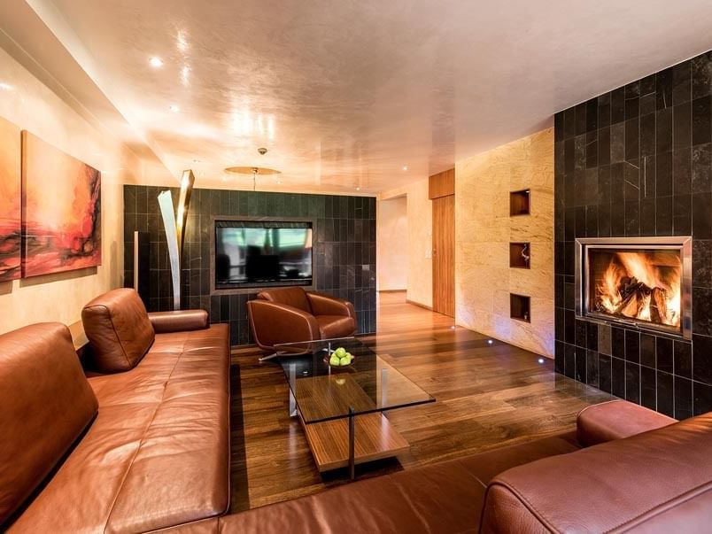 luxuriöses Sofa vor Kamin in der Premium Superior Suite im Wellnesshotel Liebes Rot Flüh, Tannheimer Tal