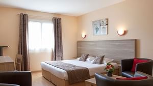 Interior of a double bed room at Hotel La Closerie 